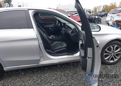 2016 Mercedes-Benz C 300 4Matic z USA, uszkodzony, nr VIN 55SWF4KB9GU103314